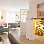 Luxuriöse Doppelhaushälfte mit Terrasse, Kamin und WLAN in bester Lage
