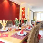 Luxuriöse Doppelhaushälfte mit Terrasse, Kamin und WLAN in bester Lage