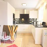 Luxuriöse Doppelhaushälfte mit Terrasse, Kamin und WLAN in bester Lage