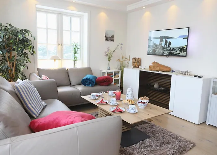 Luxuriöse Doppelhaushälfte mit Terrasse, Kamin und WLAN in bester Lage
