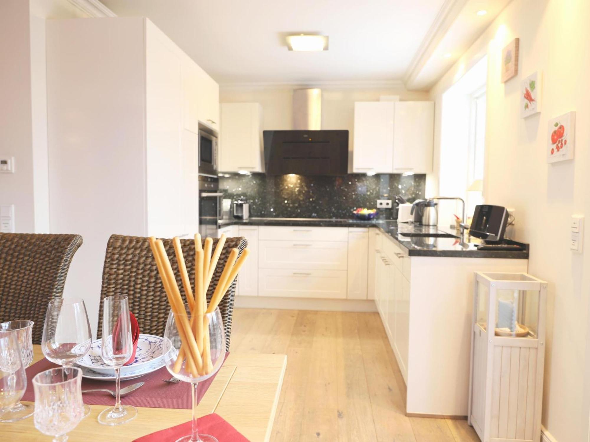 Luxuriöse Doppelhaushälfte Mit Terrasse, Kamin Und Wlan In Bester Lage * Wenningstedt-Braderup